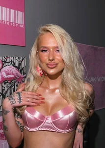 essyle Hot Makeup Pic 2