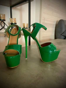 laracroftt1 heels2 Foto 3