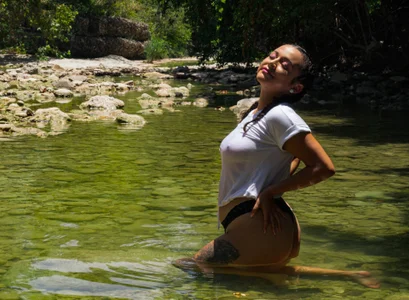 Goddessbriannaaa this shirt isn’t doing much… is it? รูป  5