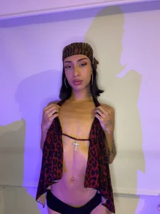 MadisonWood01 You don't need to touch me to feel me just need to look 🔥😈 รูป  3