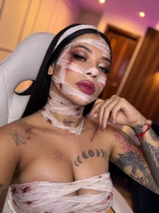 Rachel_collins_の🩸🖤 Wrapped in bandages, but full of temptations… 💋⚰️の枚の写真