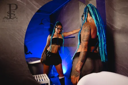 Eva_Lee_ How does the blue look on me? Pic 8