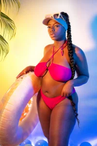 KayaBrownのSEXY SUMMER 2025🩱🌞😎の 2枚の写真