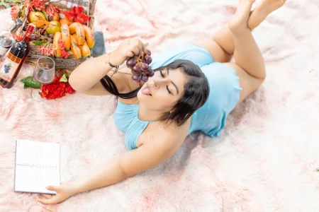 valerysexyy: picnic 🍇🍷 ( фото)