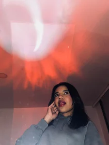 Miagomezx Soft smile, strong energy. Foto 2