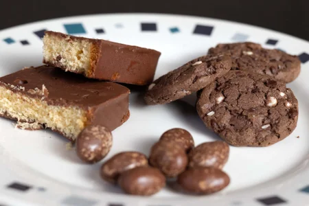 Ivi_AkinaのYou and me eating these sweet cookies!🍫💋🔥の 3枚の写真