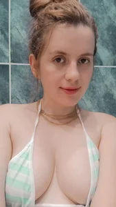 Lisa_sweetheels bathroom Pic 4