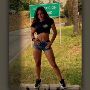 me at home and some walks🍒💋🫦💄 od ArianaGolden  3 snímek