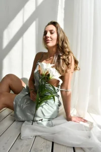 Kelly_HardyI am bathed in flowers as in your care图片 4