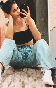 CarolannMirjahstretching in front of the mirror🪞 Bild 4