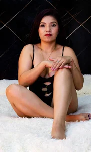 Sofia_Walke1 🎥👅 Shadows & Curves 😏🍷 Pic