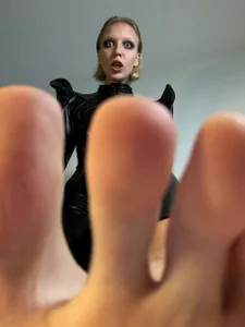 Martha_Hoffman total black Goddess Pic 4