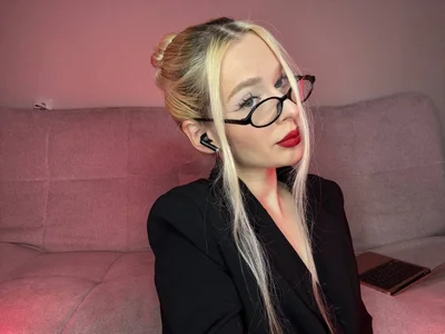 elli_leilla Dressed to impress, with a little trouble in mind. 🖤 Pic