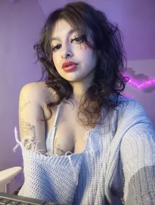 Larah_bell_uwu First album  3. fénykép