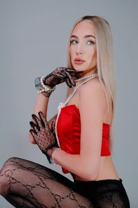 MaryDavies Do you think red suits me? <3 Bilde 2