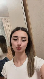 MableHort air kiss Pic 4