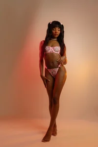 alikahouston4 Un toque de rosa para endulzar el día. 🌸💕 Immagine  4