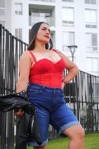 Sara_Charmy kullanıcısının ✨ Between cement and lights, the city is also my catwalk. albümü -  3 fotoğraf