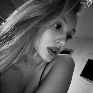 Emelia_Angel Public Pic 4