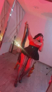 Mia_Pembroke_ Glamorous💋💖  2টি ছবি