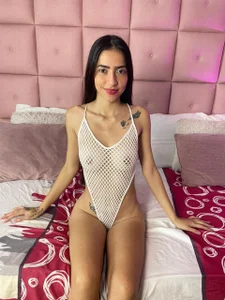 SKINNY IN WHITE de FrancheskaParissi  Imagens