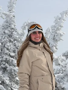 Kelly_HardyI spent this weekend at a ski resort. 🏔️ So much snow at an altitude of 3000 meters❄️🎿.图片 3