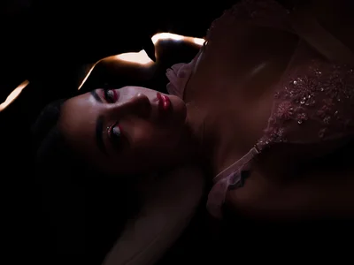 𝕋𝕙𝕖 ℂ𝕙𝕒𝕣𝕞 𝕠𝕗 𝔻𝕒𝕣𝕜𝕟𝕖𝕤𝕤 od ValeriaVelvet  2 snímek