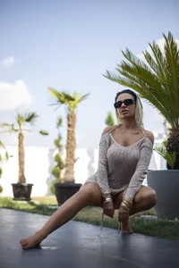 TheBaeWatch: Hot outfit at the pool ( 4 фото)