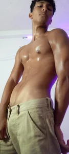 HOW SEXY MY SWEATY BODY LOOKS de _diegsz_  4 photos