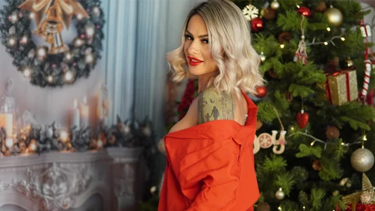 TiffanyMaze Santa Baby, I've Been Bad 🎁 Immagine  5