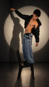 Step into the spotlight… if you can handle the attention. 🔥🖤 de daimon_stan  2 photos