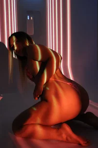 Neon temptation de MaddieTease  4 Imagens