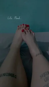 Mia_candy_0のPretty feet, enjoy a special gift! 👣🖤の 3枚の写真