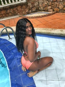 NAOMY_COOPER A day in the pool Foto 3