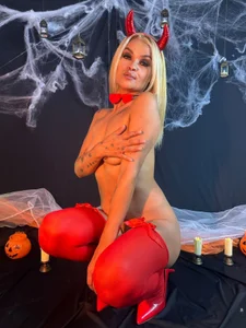 alana_gloow sexy little devil girl slika 3
