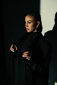 LunaRuso Black minimalism Pic 2