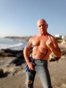 ManlyPrisonGuyのSexy on the beachの枚の写真