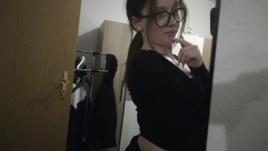 YoungLisaa18 Public Pic 5