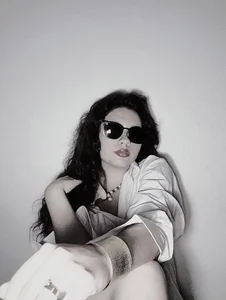 Brendaajames: Black and white ( 4 фото)