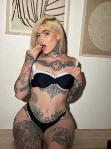 CarlaBrunni Ice and sensualitty💙 Pic 4