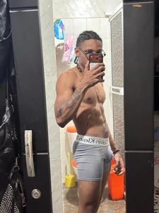 dereck_savage mirror mirror Pic