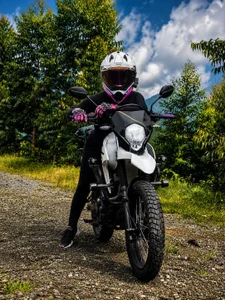 eva_rosse69 RIDING IN MY NEW GIFT 🤍🏍️🍃💗 Pic 2