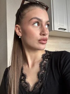 LiseVenerDressed up late in the evening to do a photo shoot 😊图片 2