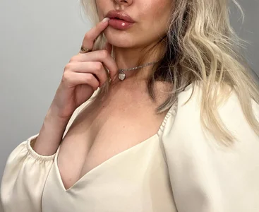 Mikaela_blonde Public  3 снимка