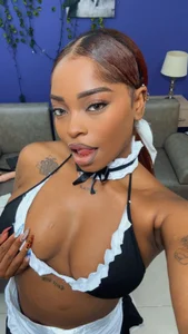 ShantalGomesのA very naughty housekeeper 😈の 2枚の写真