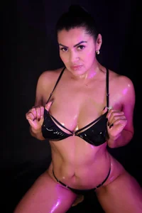 naomy_smithxx soaked in oil зображення