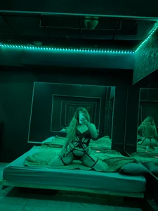 AdelRich Neon temptation 🫦 টি ছবি