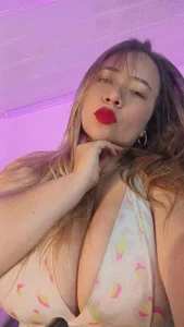 My bold curves and sultry lips will leave you breathless. ❤️‍🔥 od Eliissh_  3 snímek