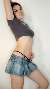 Creamy_Lissa which greay top lookd better on me?:) Pic 4