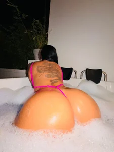 I like the foam on my body 🌊😱 de LunaGates  6 Imagens